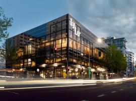 LyLo Auckland Hotel Orlando Tourists