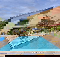 Americas Best Value Inn & Suites Alvin Houston - Orlando Tourists