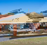 Days Inn & Suites by Wyndham Rocky Mount Golden East - Orlando Tourists