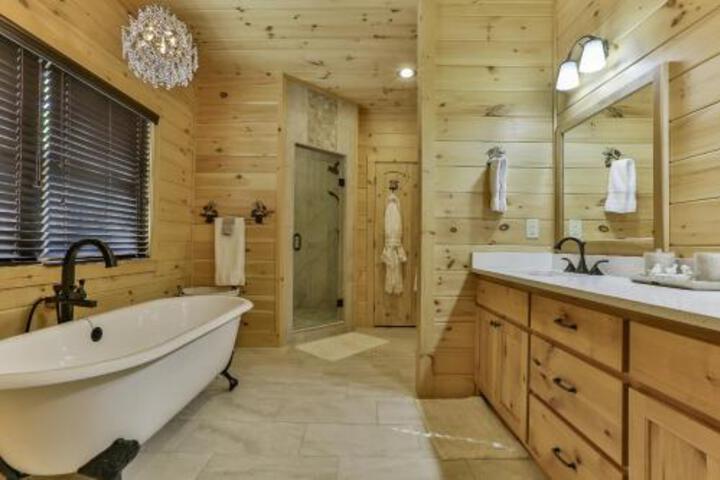 TAKE IT EASY In This Custom Designed Luxury Log Cabin Is Located In Quiet Area On Paved Road. - thumb 3