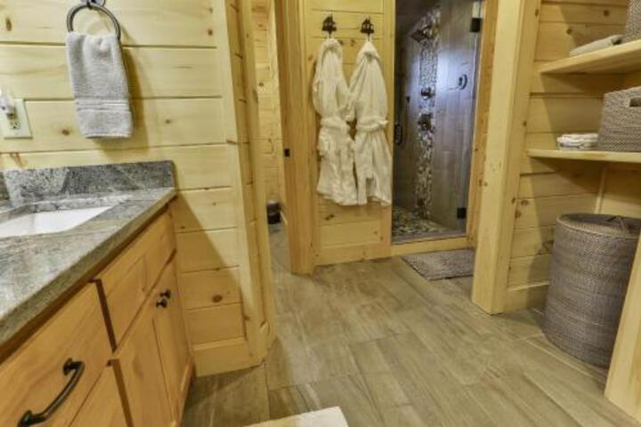 TAKE IT EASY In This Custom Designed Luxury Log Cabin Is Located In Quiet Area On Paved Road. - thumb 0