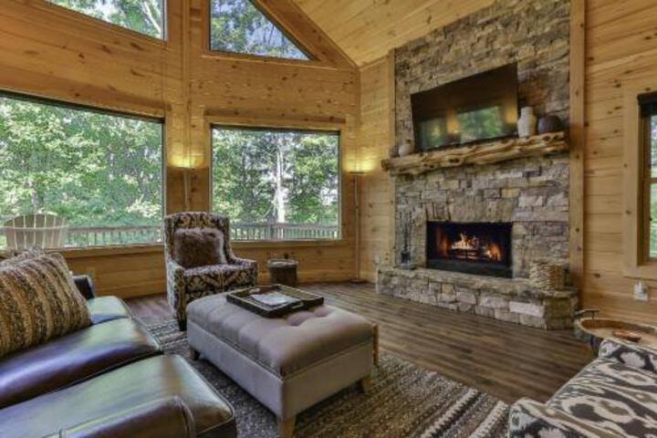 TAKE IT EASY In This Custom Designed Luxury Log Cabin Is Located In Quiet Area On Paved Road. - thumb 2