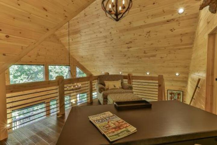 TAKE IT EASY In This Custom Designed Luxury Log Cabin Is Located In Quiet Area On Paved Road. - thumb 7