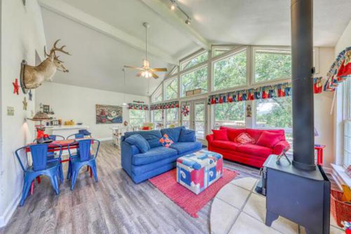 Cozy Retreat On Lake LBJ 2 Bed 2 Bath Vacation Home In Burnet - thumb 0