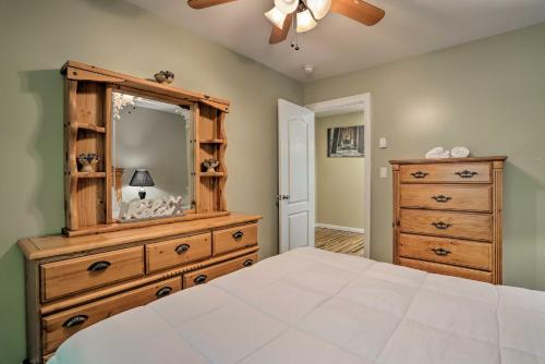 Pocono Lake Resort Home With Spacious Private Deck! - thumb 4