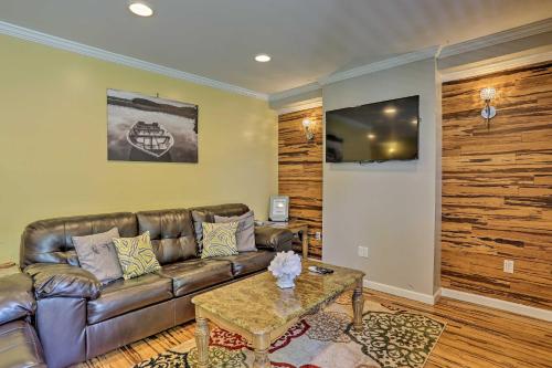 Pocono Lake Resort Home With Spacious Private Deck! - thumb 0