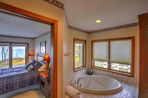 Gorgeous Charlevoix Home On Lake Michigan! - thumb 6