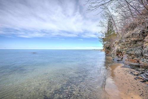 Gorgeous Charlevoix Home On Lake Michigan! - thumb 1