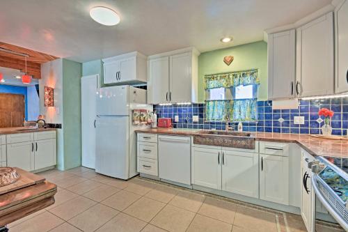 Cozy Blue Adobe With Steam Room 2 Mi From Taos! - thumb 3