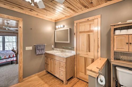 Lakefront Hot Springs Getaway W / Deck & Dock! - thumb 6