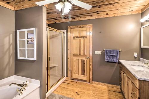 Lakefront Hot Springs Getaway W / Deck & Dock! - thumb 4