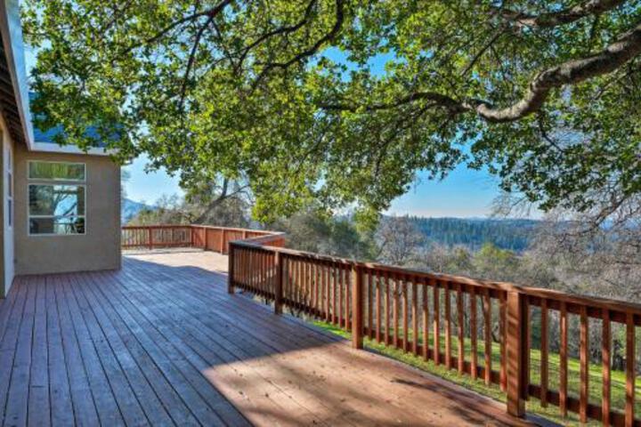 Quiet Retreat With Hot Tub & Sierra Mtn View! - thumb 2