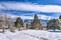 Eclectic Cabin with Kiva 11 Mi to Taos Ski