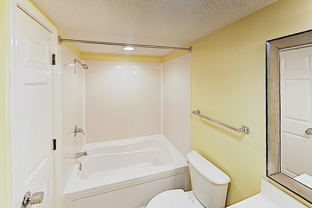 New Listing! Oceanfront W / Balcony & Pools 1 Bedroom Condo - thumb 5