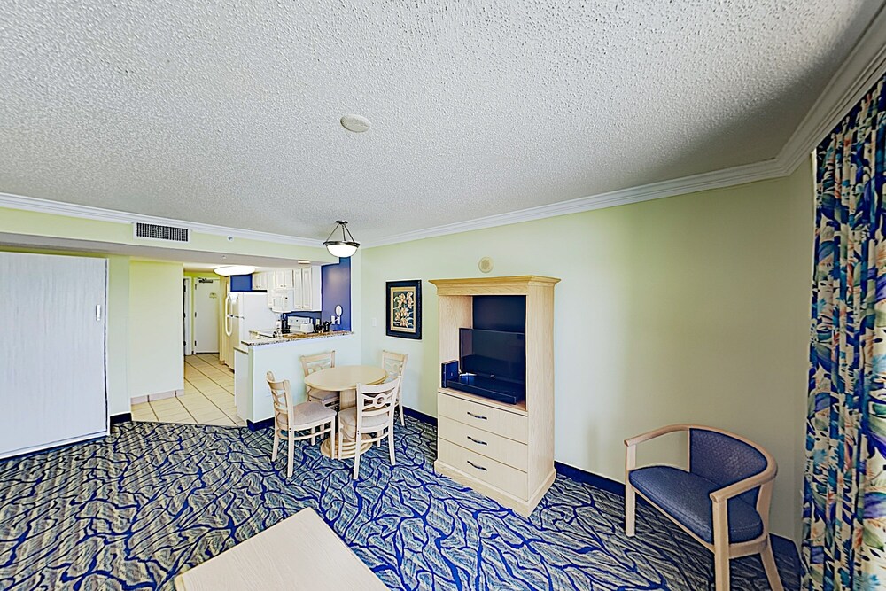 New Listing! Oceanfront W / Balcony & Pools 1 Bedroom Condo - thumb 1