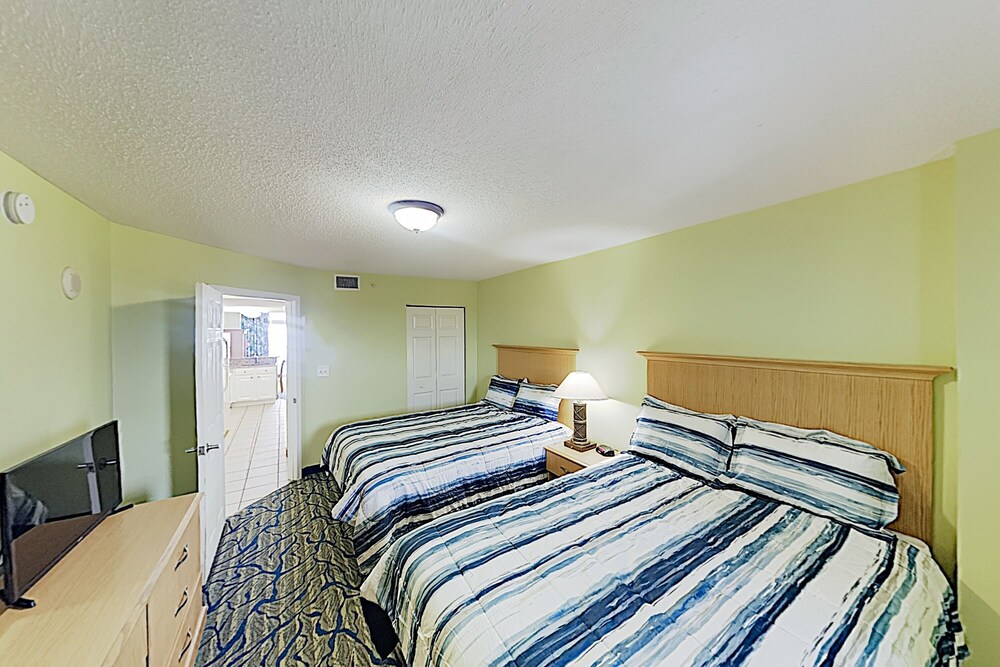 New Listing! Oceanfront W / Balcony & Pools 1 Bedroom Condo - thumb 3