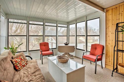 Cozy Updated Home By Fountain Lake & Main St - thumb 3