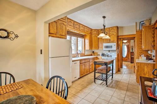 Cozy Updated Home By Fountain Lake & Main St - thumb 1