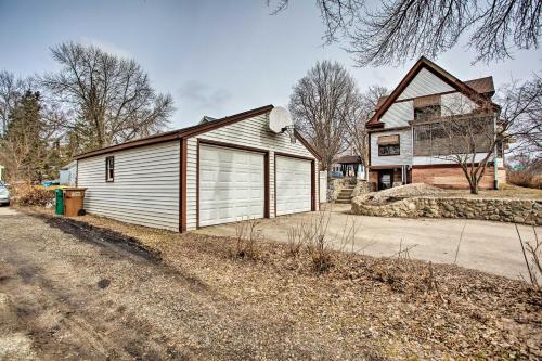 Cozy Updated Home By Fountain Lake & Main St - thumb 4