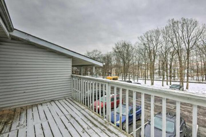 Mount Pocono Condo W / Balcony Near Casino! - thumb 4