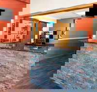 Super 8 by Wyndham Lincoln West - Orlando Tourists