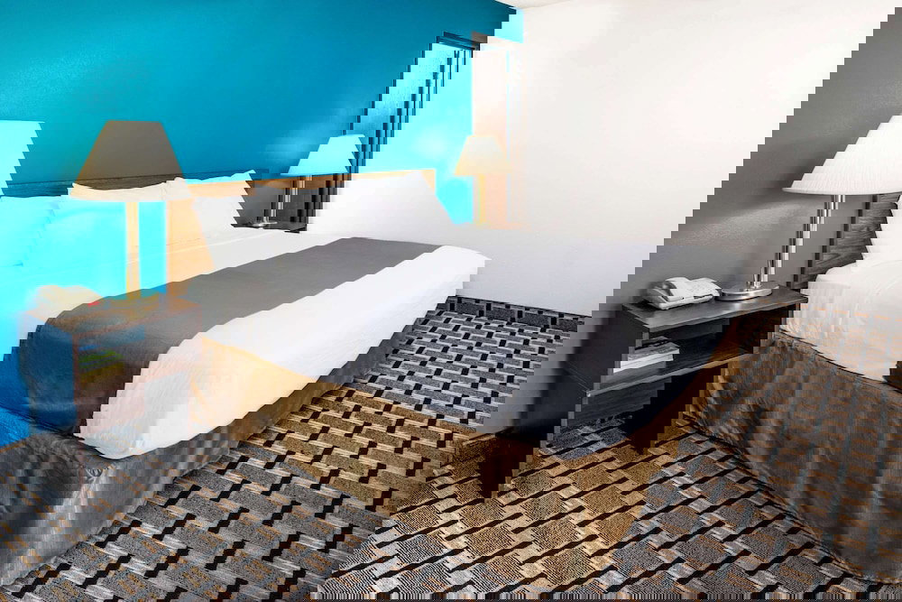 Super 8 By Wyndham Lincoln West - thumb 6