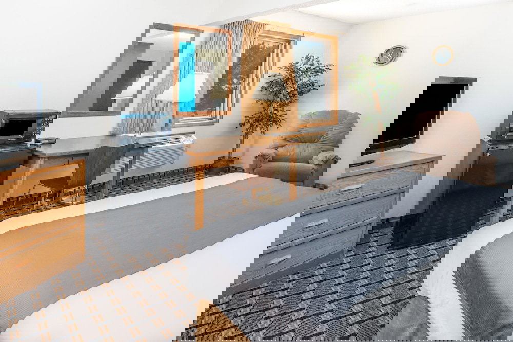 Super 8 By Wyndham Lincoln West - thumb 1