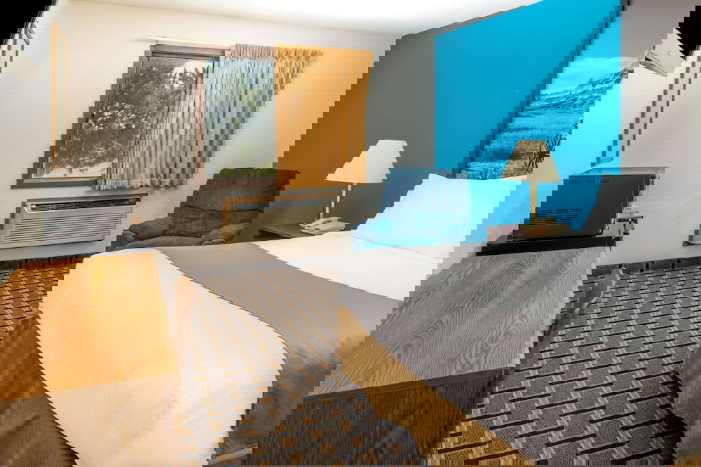 Super 8 By Wyndham Lincoln West - thumb 4