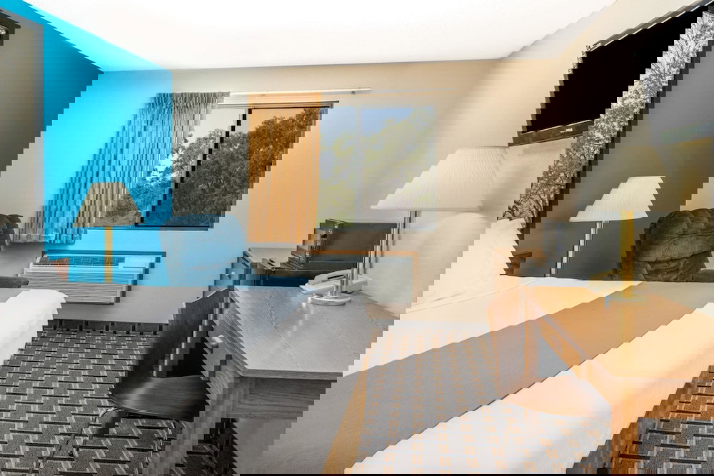 Super 8 By Wyndham Lincoln West - thumb 5