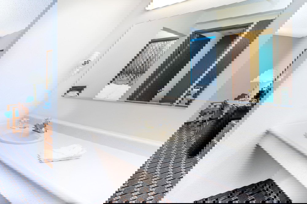 Super 8 By Wyndham Lincoln West - thumb 3