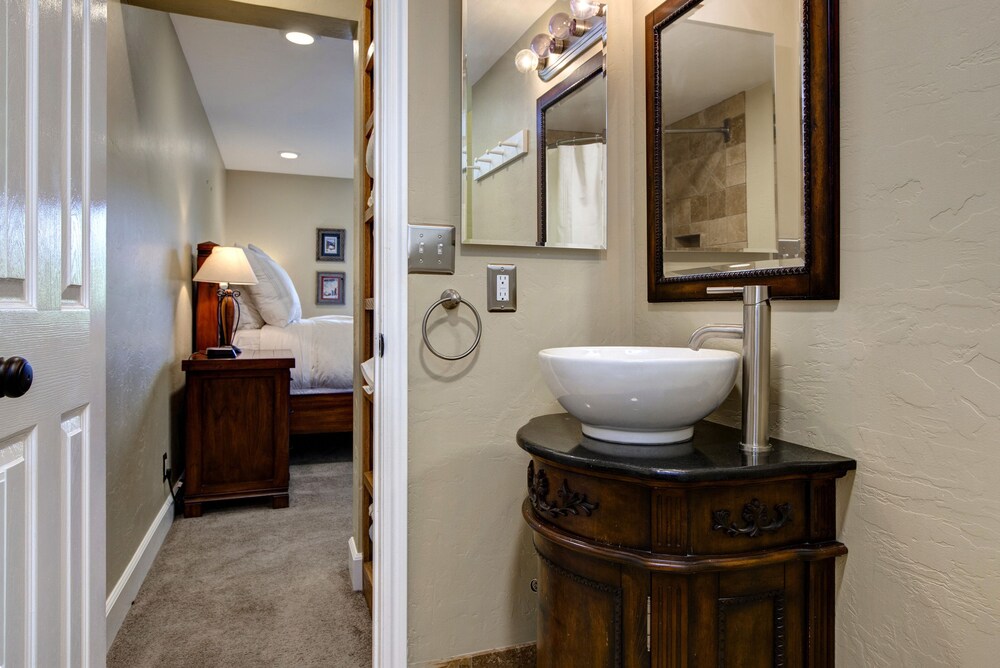 Quitting Time 3 Bedroom Condo By Redawning - thumb 3