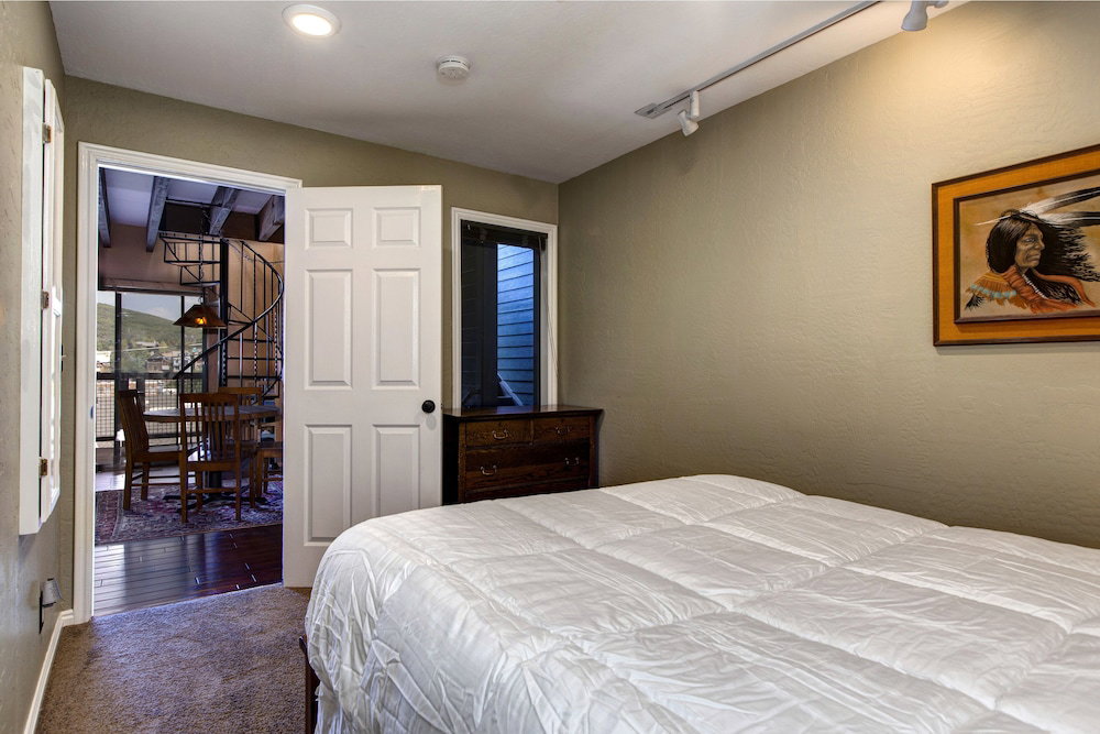Quitting Time 3 Bedroom Condo By Redawning - thumb 4