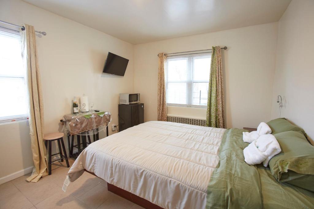 STUDIO & ONE BEDROOM APARTMENTS - thumb 2