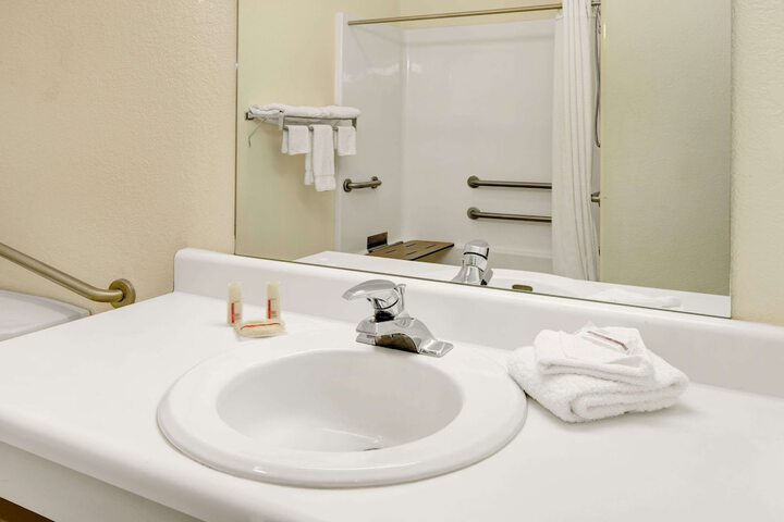 Super 8 By Wyndham De Soto - thumb 6