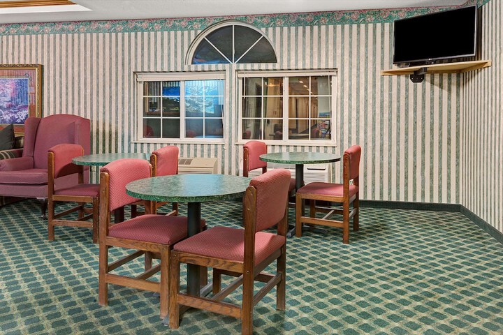 Super 8 By Wyndham De Soto - thumb 2