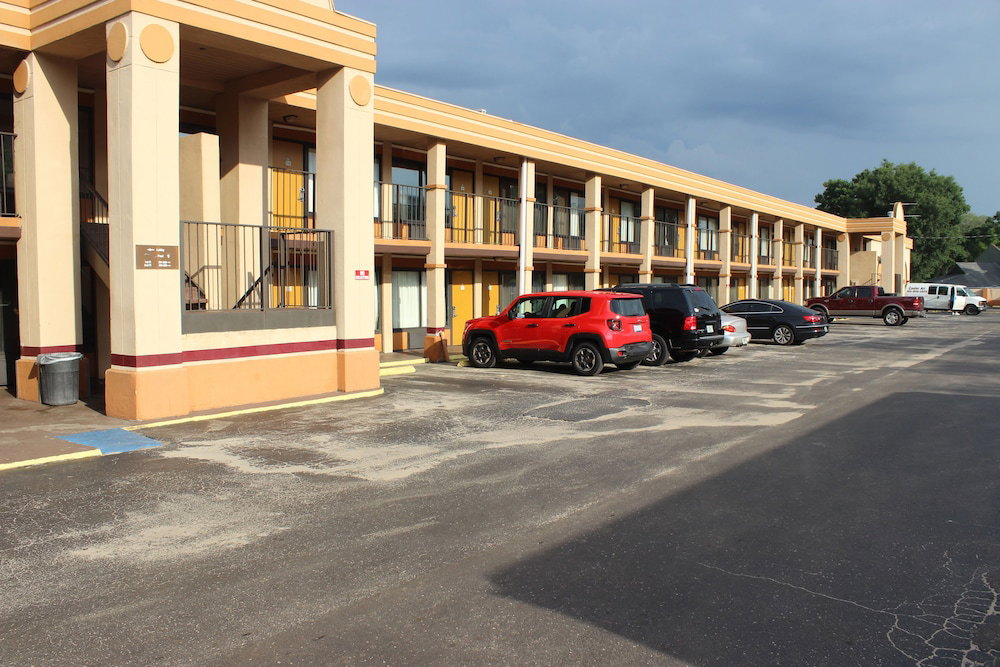 Tampa Inn - Near Busch Gardens - thumb 4
