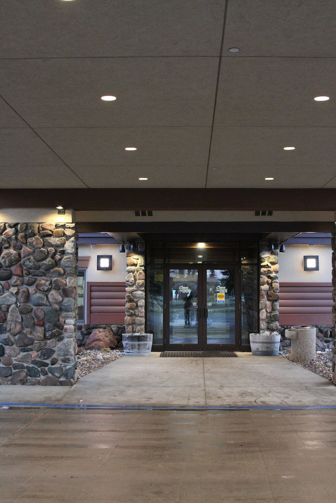 C'mon Inn Hotel & Suites - thumb 1