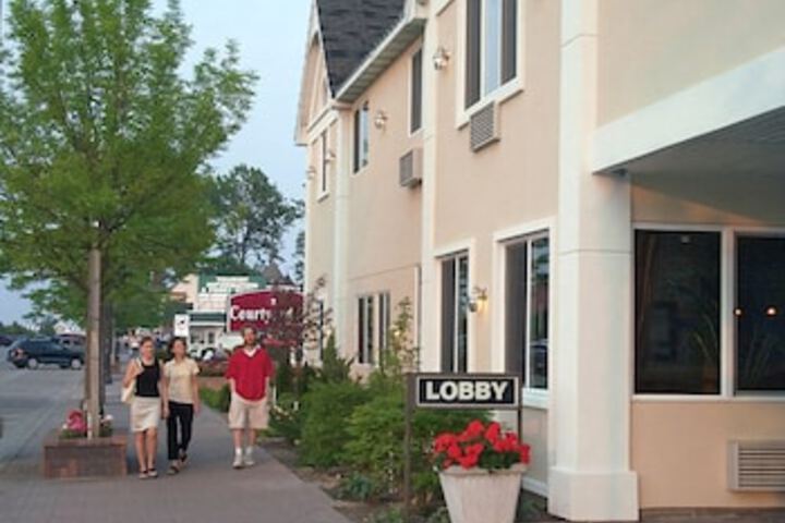 Court Plaza Inn & Suites - thumb 0