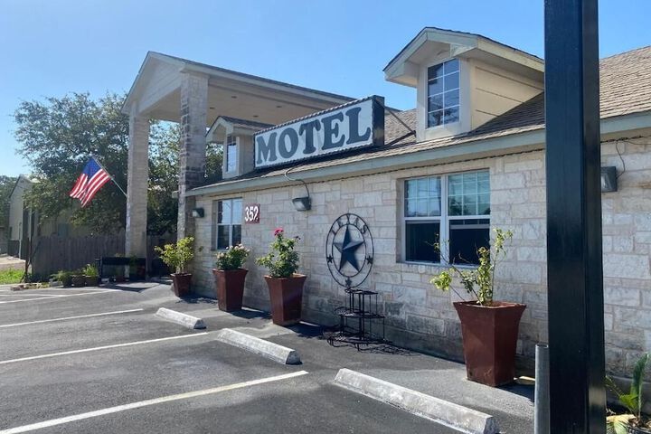 Cedar Creek Inn - thumb 2