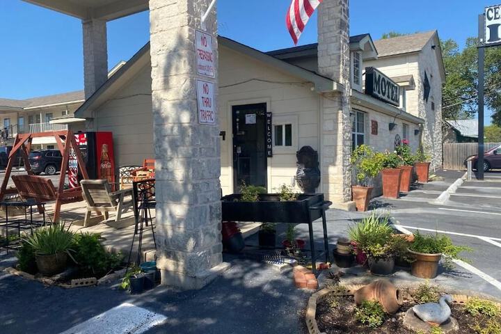 Cedar Creek Inn - thumb 1
