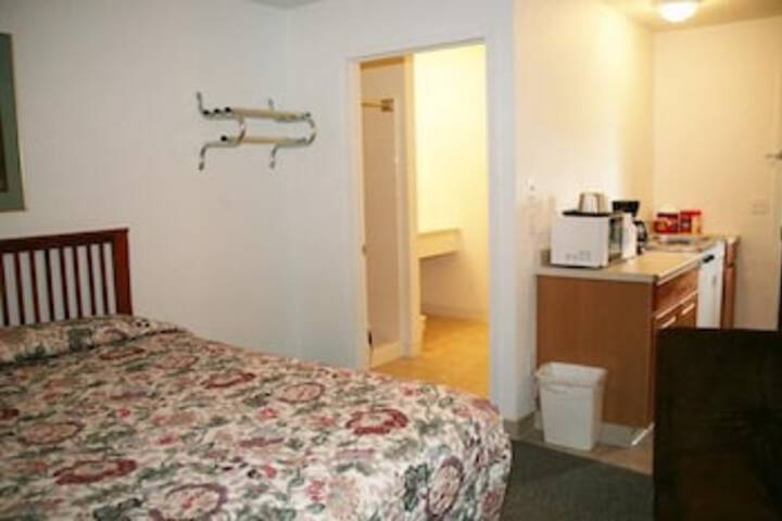 Ponderosa Motel - thumb 1