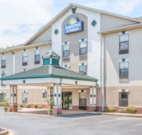 Days Inn  Suites by Wyndham Morganton - Orlando Tourists