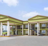 Days Inn by Wyndham Crowley - Orlando Tourists