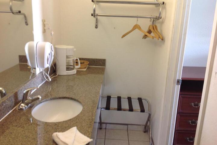 Colonial Inn - thumb 4