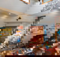 Kona Palace in Captain Cook - Orlando Tourists