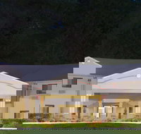 Super 8 by Wyndham Grove City - Orlando Tourists