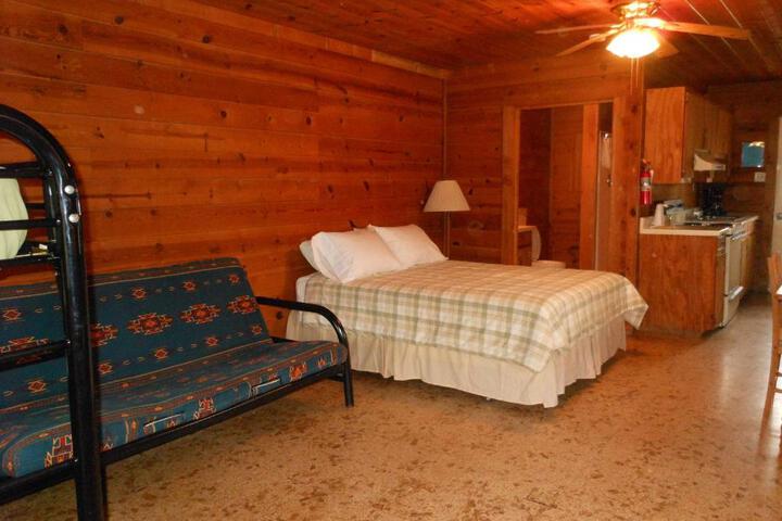 Bay Landing Camping Resort Deluxe Cabin 29 - thumb 4