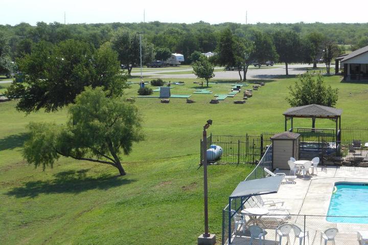 Bay Landing Camping Resort Deluxe Cabin 29 - thumb 2