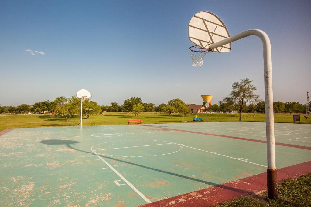 Bay Landing Camping Resort Cabin 1 - thumb 6