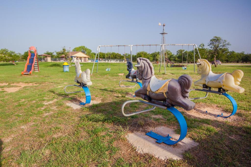 Bay Landing Camping Resort Cabin 1 - thumb 4